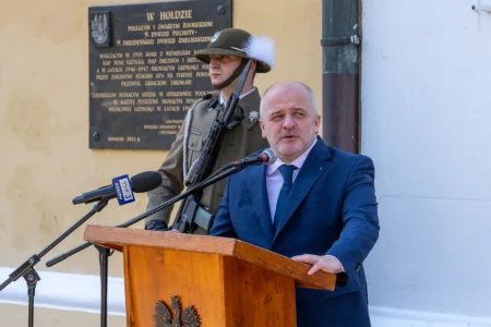 Uczestnicy uroczystości z okazji Święta Wojska Polskiego