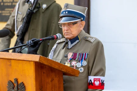 Uczestnicy uroczystości z okazji Święta Wojska Polskiego