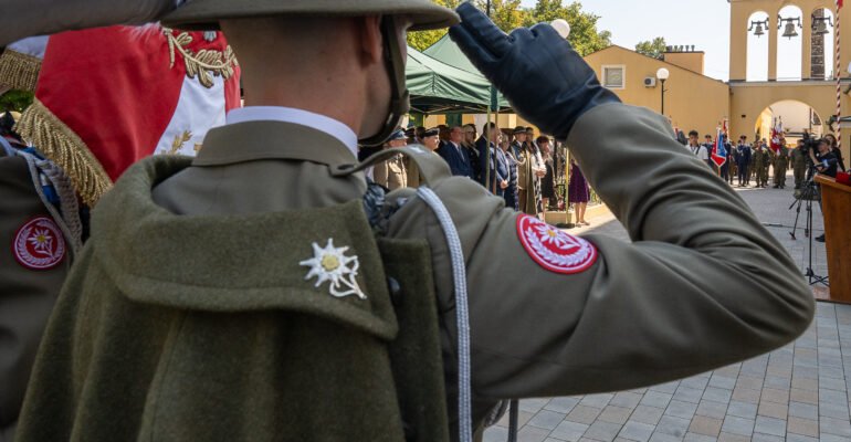 Uczestnicy uroczystości z okazji Święta Wojska Polskiego