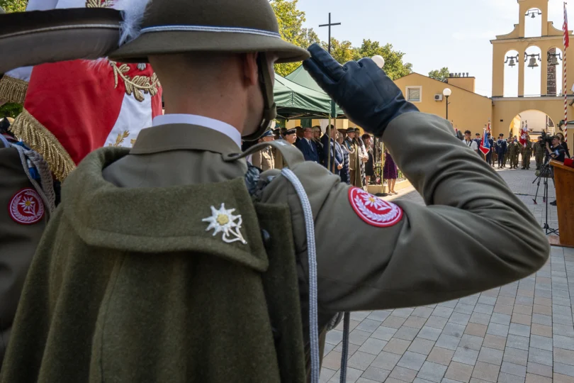 Uczestnicy uroczystości z okazji Święta Wojska Polskiego