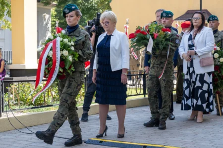 Uczestnicy uroczystości z okazji Święta Wojska Polskiego