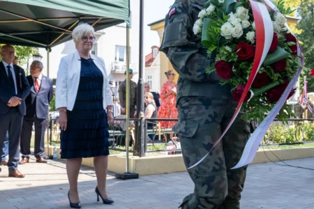 Uczestnicy uroczystości z okazji Święta Wojska Polskiego