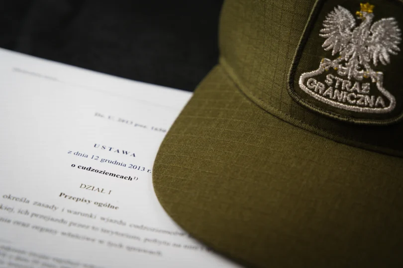 Czapka służbowa SG i druk ustawy o cudzoziemcach