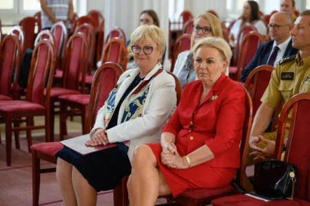 Uczestnicy uroczystości podpisania umowy strażackiej