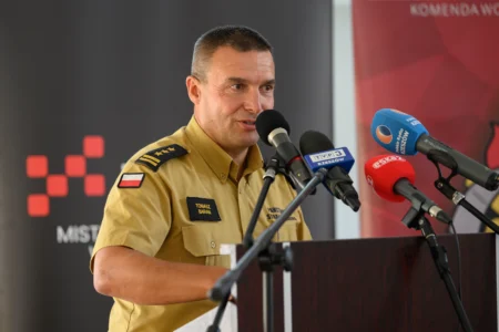 Uczestnicy uroczystości podpisania umowy strażackiej