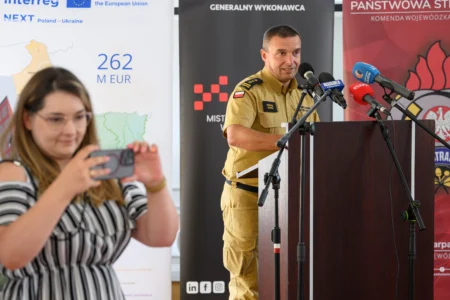 Uczestnicy uroczystości podpisania umowy strażackiej