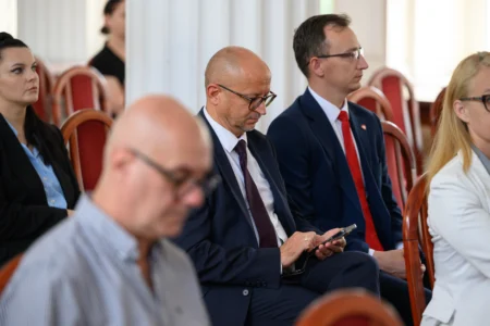 Uczestnicy uroczystości podpisania umowy strażackiej