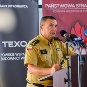 Uczestnicy uroczystości podpisania umowy strażackiej