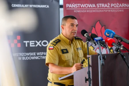 Uczestnicy uroczystości podpisania umowy strażackiej