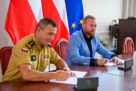 Uczestnicy uroczystości podpisania umowy strażackiej