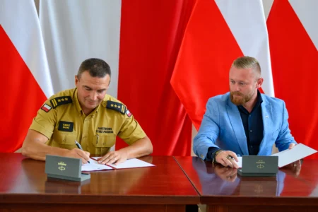 Uczestnicy uroczystości podpisania umowy strażackiej