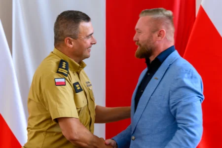 Uczestnicy uroczystości podpisania umowy strażackiej