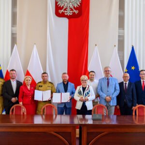 Uczestnicy uroczystości podpisania umowy strażackiej