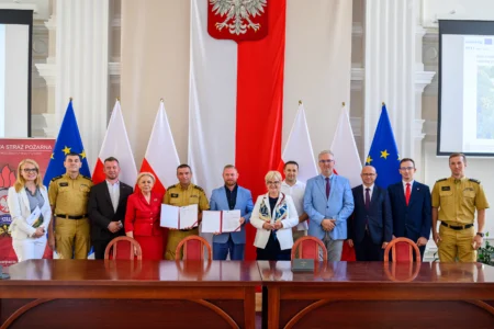 Uczestnicy uroczystości podpisania umowy strażackiej
