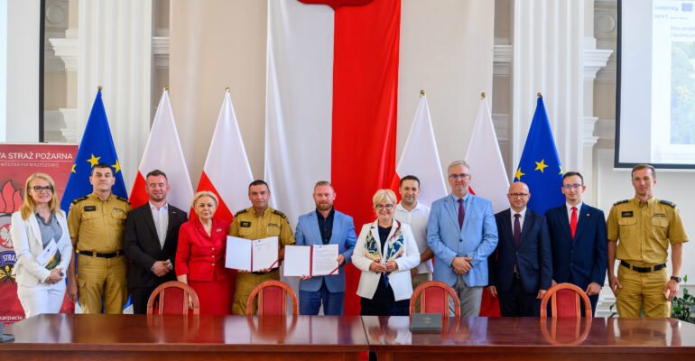 Uczestnicy uroczystości podpisania umowy strażackiej