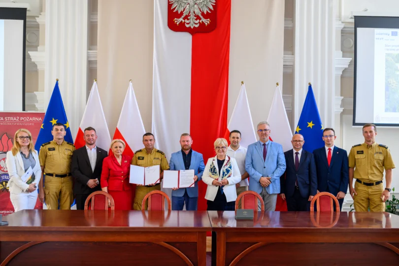 Uczestnicy uroczystości podpisania umowy strażackiej