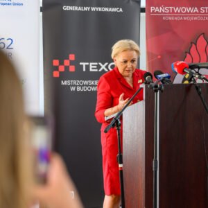 Uczestnicy uroczystości podpisania umowy strażackiej