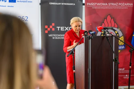 Uczestnicy uroczystości podpisania umowy strażackiej