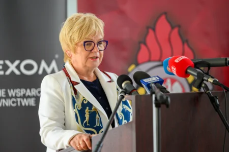 Uczestnicy uroczystości podpisania umowy strażackiej