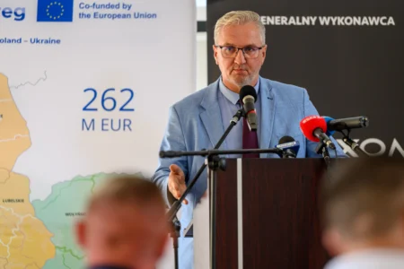 Uczestnicy uroczystości podpisania umowy strażackiej