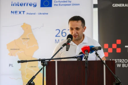 Uczestnicy uroczystości podpisania umowy strażackiej