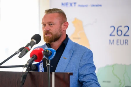 Uczestnicy uroczystości podpisania umowy strażackiej