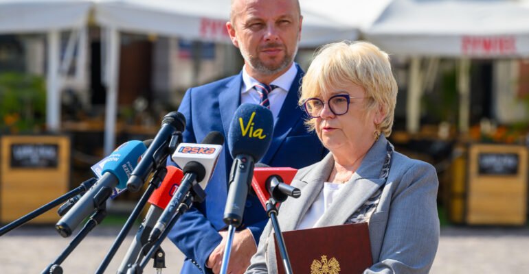 Konferencja prasowa z udziałem Teresy Kubas-Hul, wojewody podkarpackiego, Konrada Fijołka, prezydenta Rzeszowa i posła Pawła Kowala. Temat: pomoc powodzianom.