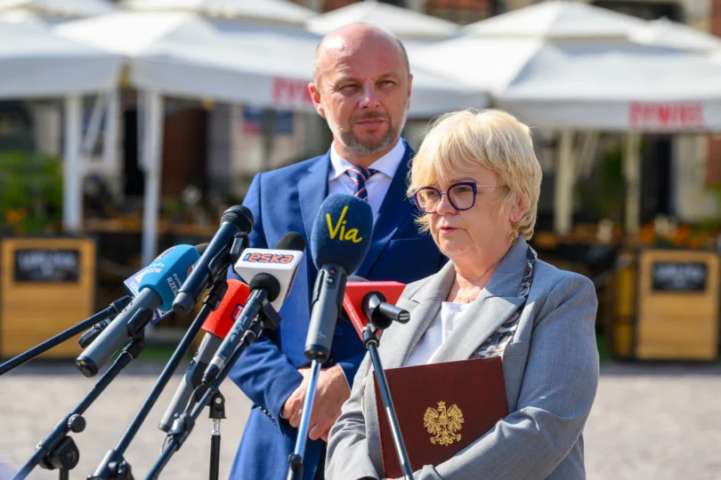 Konferencja prasowa z udziałem Teresy Kubas-Hul, wojewody podkarpackiego, Konrada Fijołka, prezydenta Rzeszowa i posła Pawła Kowala. Temat: pomoc powodzianom.