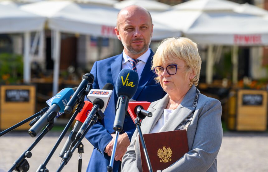 Konferencja prasowa z udziałem Teresy Kubas-Hul, wojewody podkarpackiego, Konrada Fijołka, prezydenta Rzeszowa i posła Pawła Kowala. Temat: pomoc powodzianom.