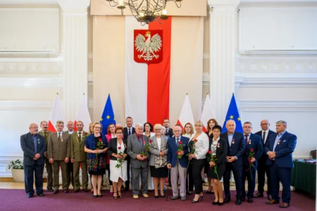 Uczestnicy uroczystości wręczenia odznaczeń państwowych