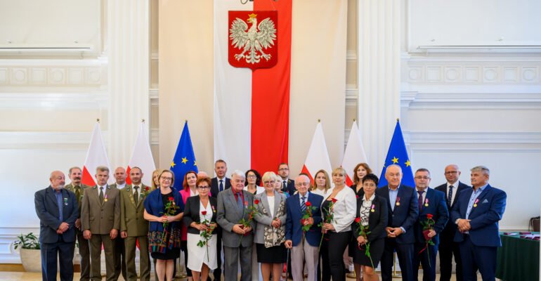 Uczestnicy uroczystości wręczenia odznaczeń państwowych