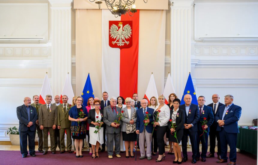 Uczestnicy uroczystości wręczenia odznaczeń państwowych