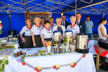 Uczestnicy imprezy plenerowej krzeszowskie "Powidlaki"