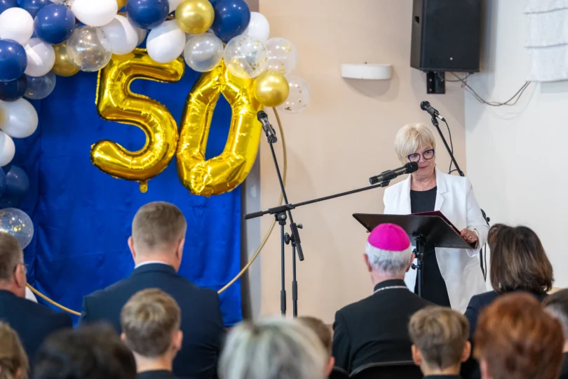 Uczestnicy obchodów jubileuszowych z okazji 50-lecia rzeszowskich domów dziecka