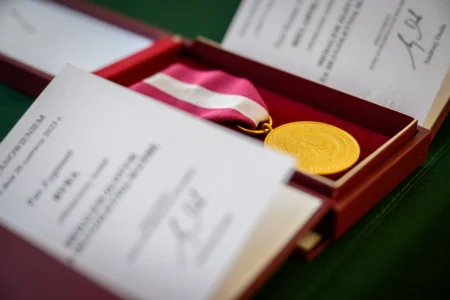 Uczestnicy uroczystości wręczenia odznaczeń państwowych