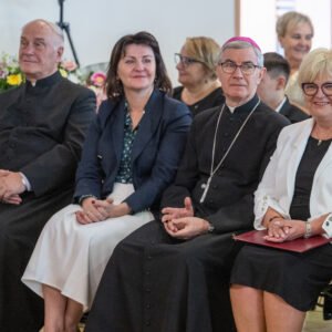 Uczestnicy obchodów jubileuszowych z okazji 50-lecia rzeszowskich domów dziecka