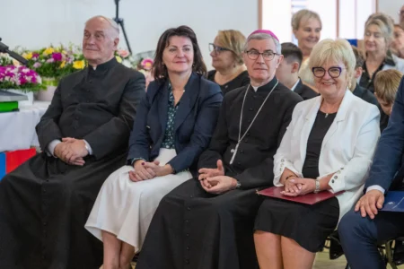 Uczestnicy obchodów jubileuszowych z okazji 50-lecia rzeszowskich domów dziecka