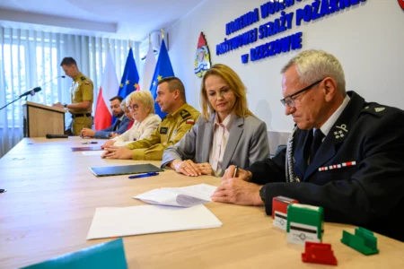 Uczestnicy podpisania umów dotyczących zakupu specjalistycznego sprzętu ratowniczego.