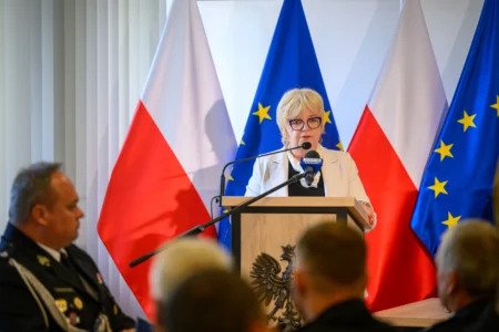 Uczestnicy podpisania umów dotyczących zakupu specjalistycznego sprzętu ratowniczego.