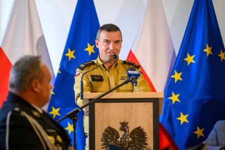 Uczestnicy podpisania umów dotyczących zakupu specjalistycznego sprzętu ratowniczego.