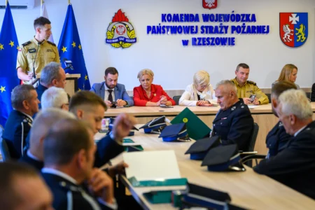 Uczestnicy podpisania umów dotyczących zakupu specjalistycznego sprzętu ratowniczego.