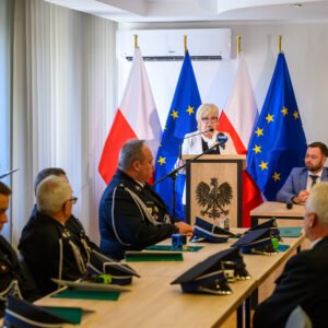 Uczestnicy podpisania umów dotyczących zakupu specjalistycznego sprzętu ratowniczego.