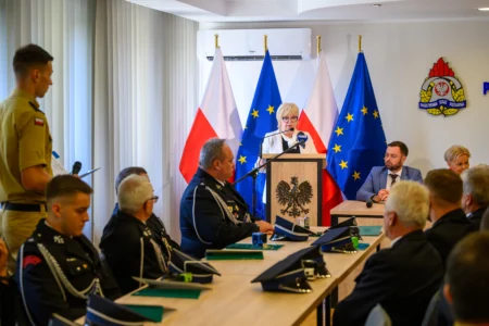 Uczestnicy podpisania umów dotyczących zakupu specjalistycznego sprzętu ratowniczego.