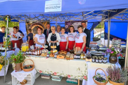 Uczestnicy imprezy plenerowej krzeszowskie "Powidlaki"