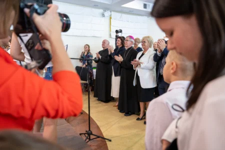 Uczestnicy obchodów jubileuszowych z okazji 50-lecia rzeszowskich domów dziecka