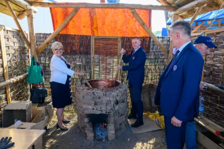 Uczestnicy imprezy plenerowej krzeszowskie "Powidlaki"