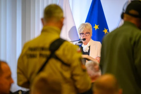 Uczestnicy podpisania umów dotyczących zakupu specjalistycznego sprzętu ratowniczego.