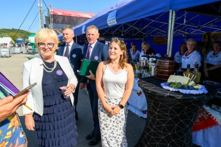 Uczestnicy imprezy plenerowej krzeszowskie "Powidlaki"