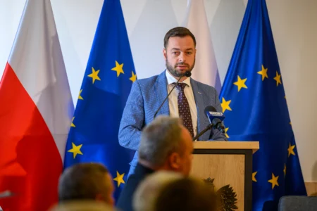 Uczestnicy podpisania umów dotyczących zakupu specjalistycznego sprzętu ratowniczego.