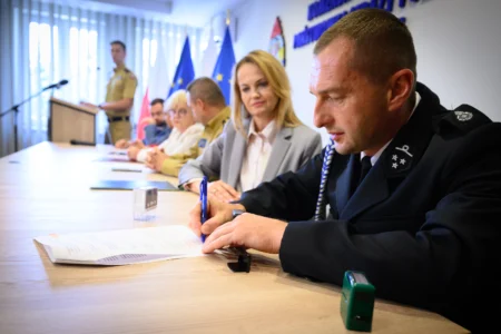 Uczestnicy podpisania umów dotyczących zakupu specjalistycznego sprzętu ratowniczego.